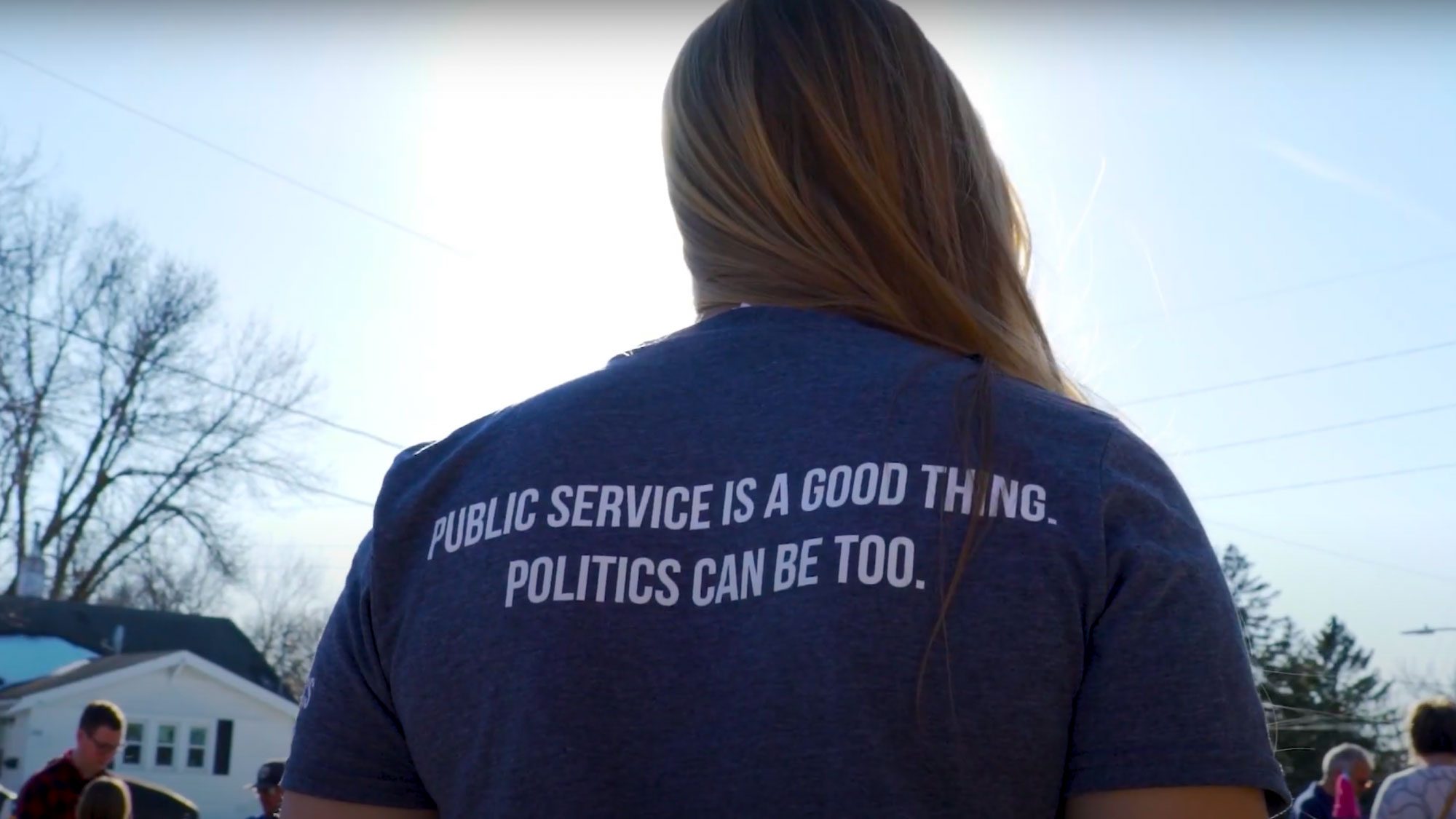 Student in a GU Politics t-shirt