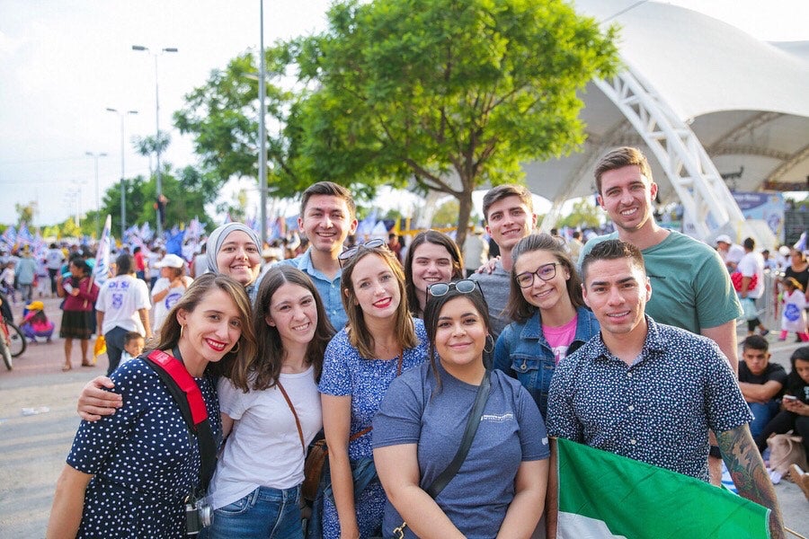 Joshua (back, second from left) and other Georgetown students on the 2018 #HoyasInMexico trip.